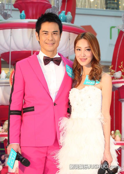 郑嘉颖与小女友捞金秀恩爱 二人甜蜜满满