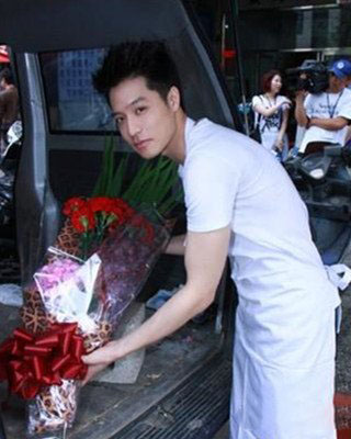 周汤豪女友曝光 上海约会甜蜜招数羡煞人