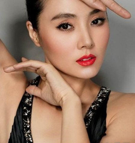 姜宏波写真集性感诱惑 一改往日塑造的荧幕形象