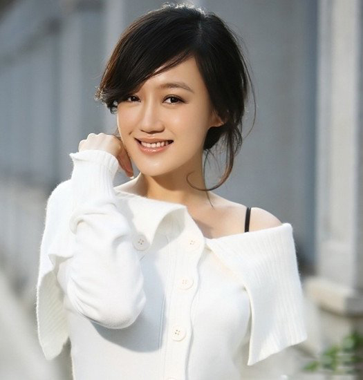 薛佳凝(1978年8月13日-),青年演员,因在《粉红女郎》剧中扮演哈妹这一