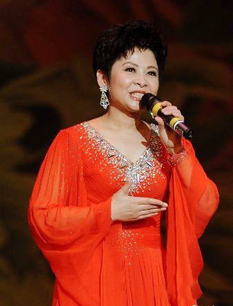 高音歌手董文华照片一代歌王永不陨落