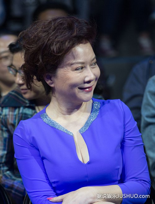 55岁蔡明蓝裙深v秀事业线 身材也是没sei了