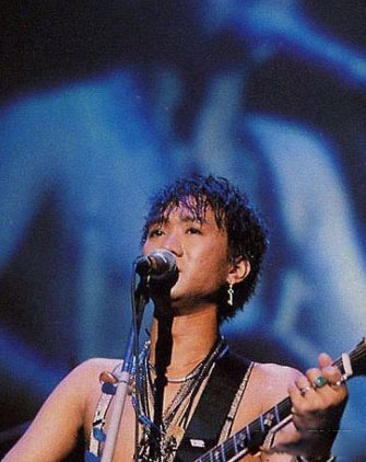 最终在葬礼上为家驹捧花的是助理rita小姐(她曾否认女友一说),也驶破