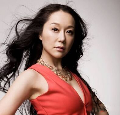 汪雨老婆王菲菲 不避忌公布恋情秀甜蜜