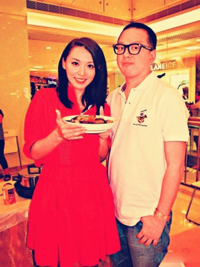 陈炜老公颜志行的家族在台湾经营上市公司,除了在家族公司任职,他还另