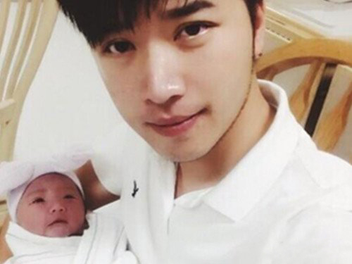 然而令人惊讶的是,看似家庭和睦幸福的郭玉良,实则已与丈夫经分居很久