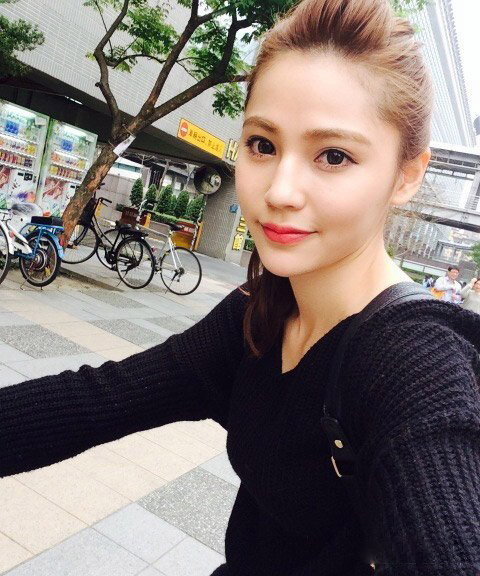 日前他在节目《综艺大热门》上频频对"微风帮"新人邱慧雯释出好感