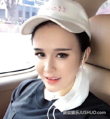 妞妞在玩直播的帐号叫"社会你球姐",她在接受采访的时候爆料爸爸