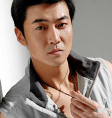 诚;4月,加盟小沈阳,李晟主演的武侠轻喜剧《怪侠欧阳德》,饰县令彭朋