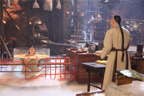 杨幂激情床戏吻戏裸戏曝光 女星宽衣解带裸体出镜